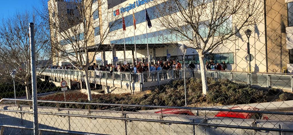 VARIOS CENTENARES DE PERSONAS SE CONCENTRAN EN EL HOSPITAL DEL SURESTE.
